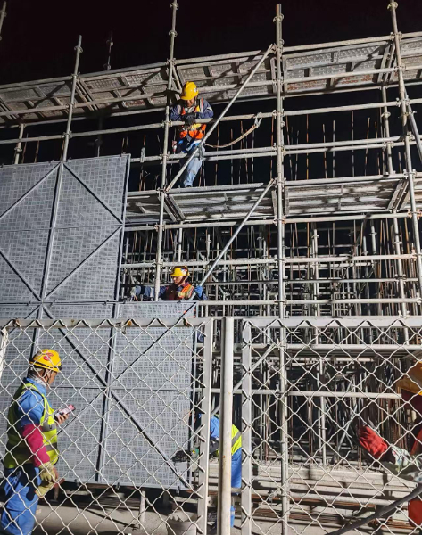 搭建爬架網(wǎng).jpg 搭建爬架網(wǎng).jpg